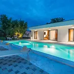 House With Pool Mimi