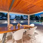 House With Pool Mimi
