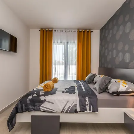 House With Pool Mimi