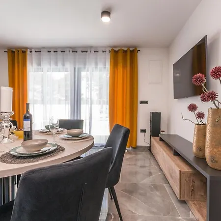 House With Pool Mimi *