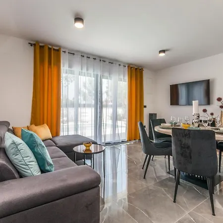 House With Pool Mimi * Biograd Na Moru