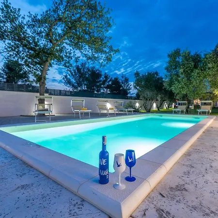 House With Pool Mimi