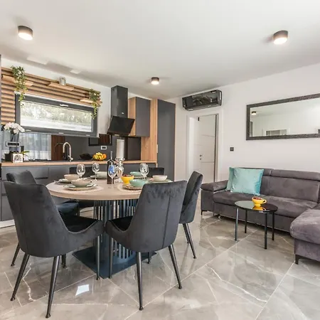 Villa House With Pool Mimi *