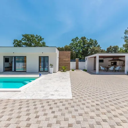 House With Pool Mimi