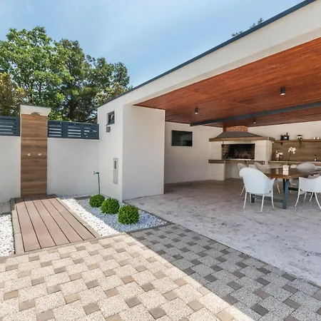 House With Pool Mimi *