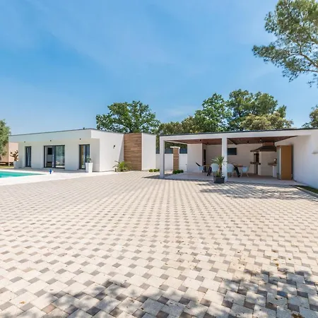 House With Pool Mimi *