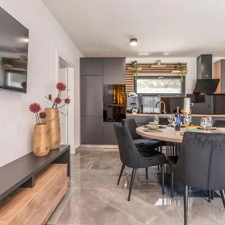 House With Pool Mimi Villa