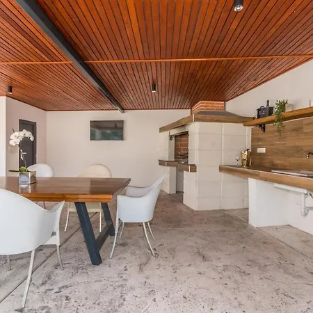 Villa House With Pool Mimi *