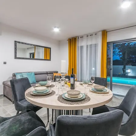 House With Pool Mimi