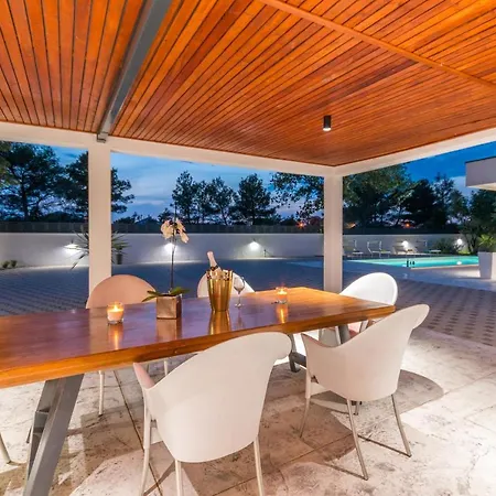 House With Pool Mimi