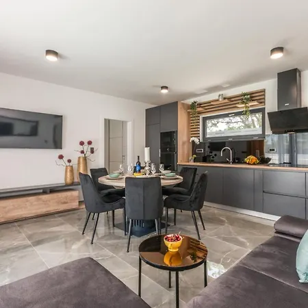 House With Pool Mimi Biograd Na Moru