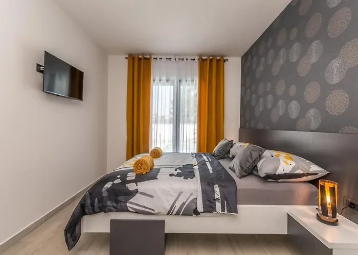 House With Pool Mimi