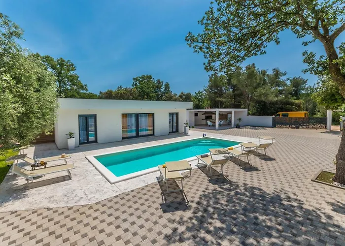 House With Pool Mimi