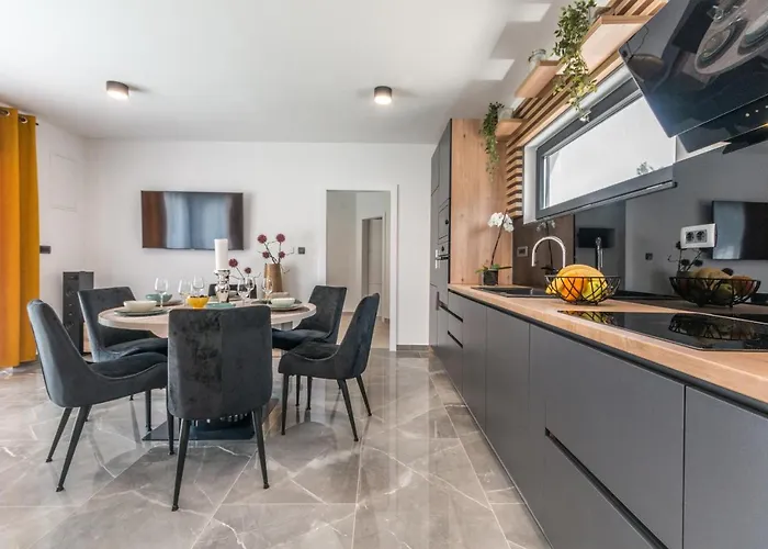 House With Pool Mimi Биоград-на-Мору