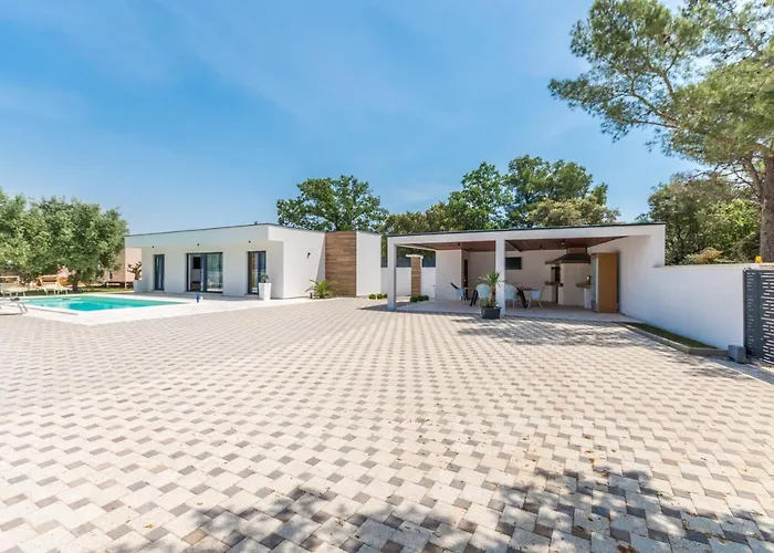 House With Pool Mimi *