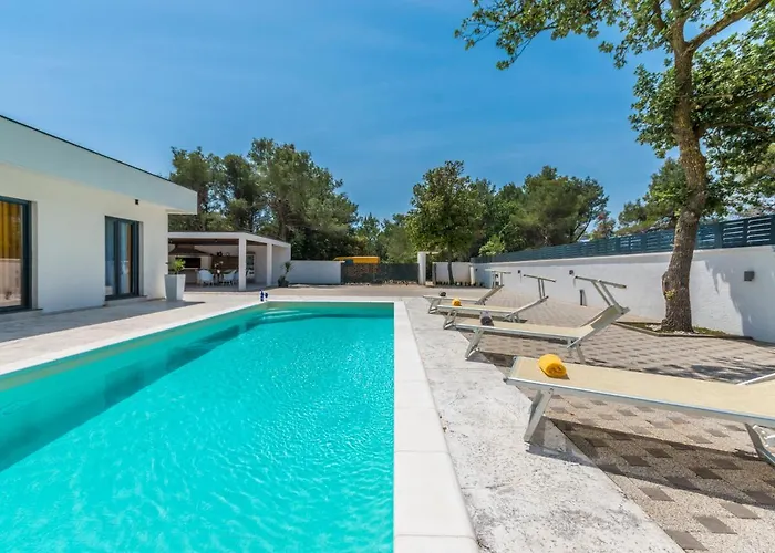 House With Pool Mimi Вилла