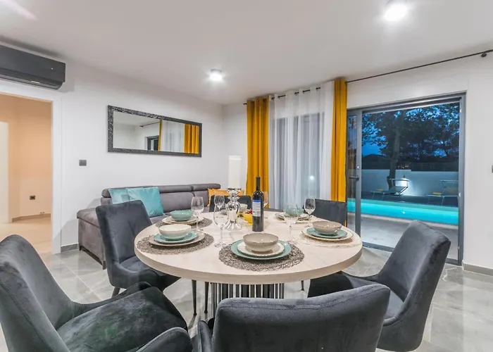 House With Pool Mimi