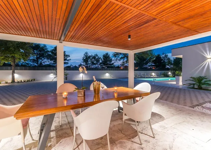 House With Pool Mimi