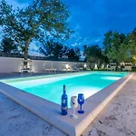 House With Pool Mimi