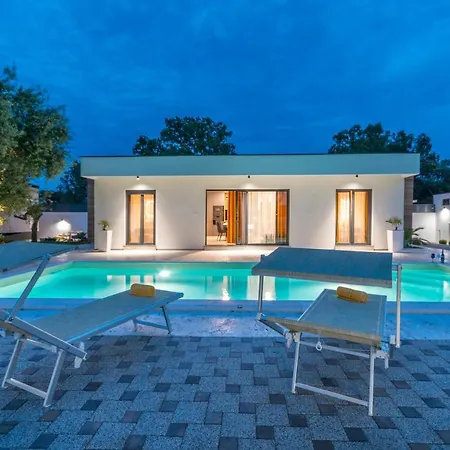 Villa House With Pool Mimi *