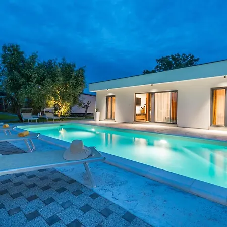 House With Pool Mimi