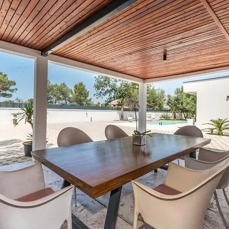House With Pool Mimi וילה *