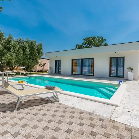 House With Pool Mimi וילה