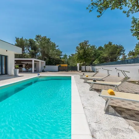 House With Pool Mimi וילה