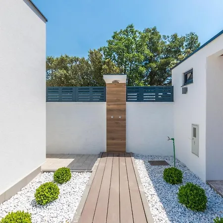 House With Pool Mimi וילה *
