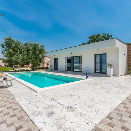 House With Pool Mimi וילה