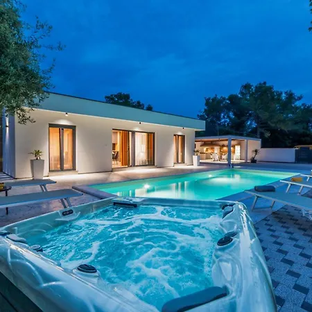 House With Pool Mimi