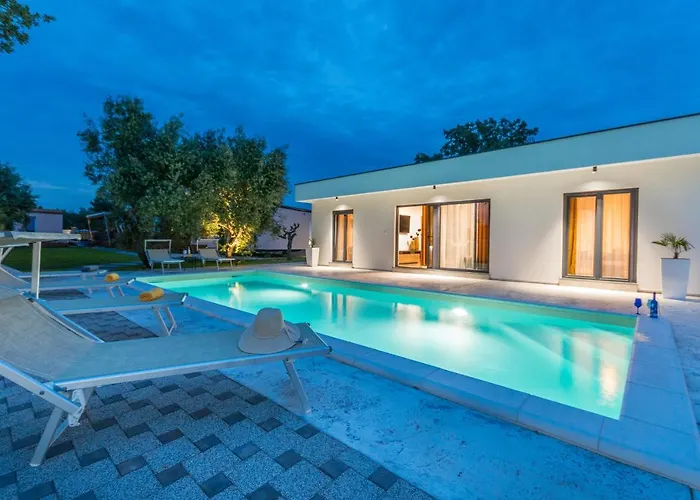 House With Pool Mimi