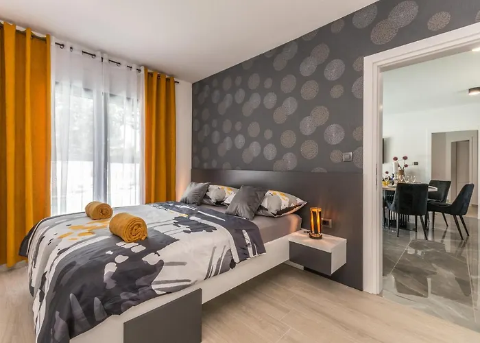 House With Pool Mimi *