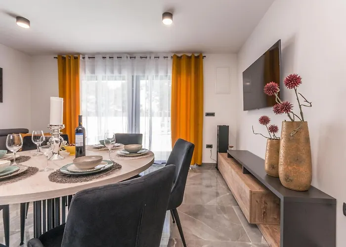 House With Pool Mimi *