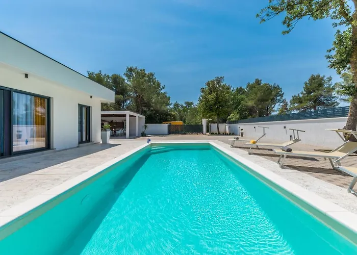 House With Pool Mimi וילה