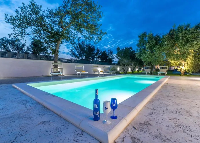 House With Pool Mimi