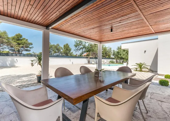 House With Pool Mimi וילה *