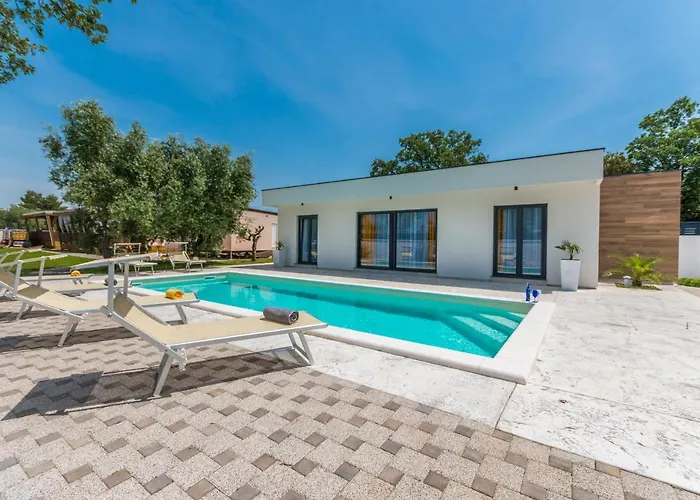 House With Pool Mimi וילה