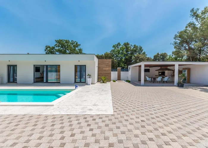 House With Pool Mimi