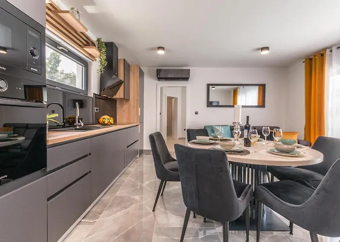 House With Pool Mimi